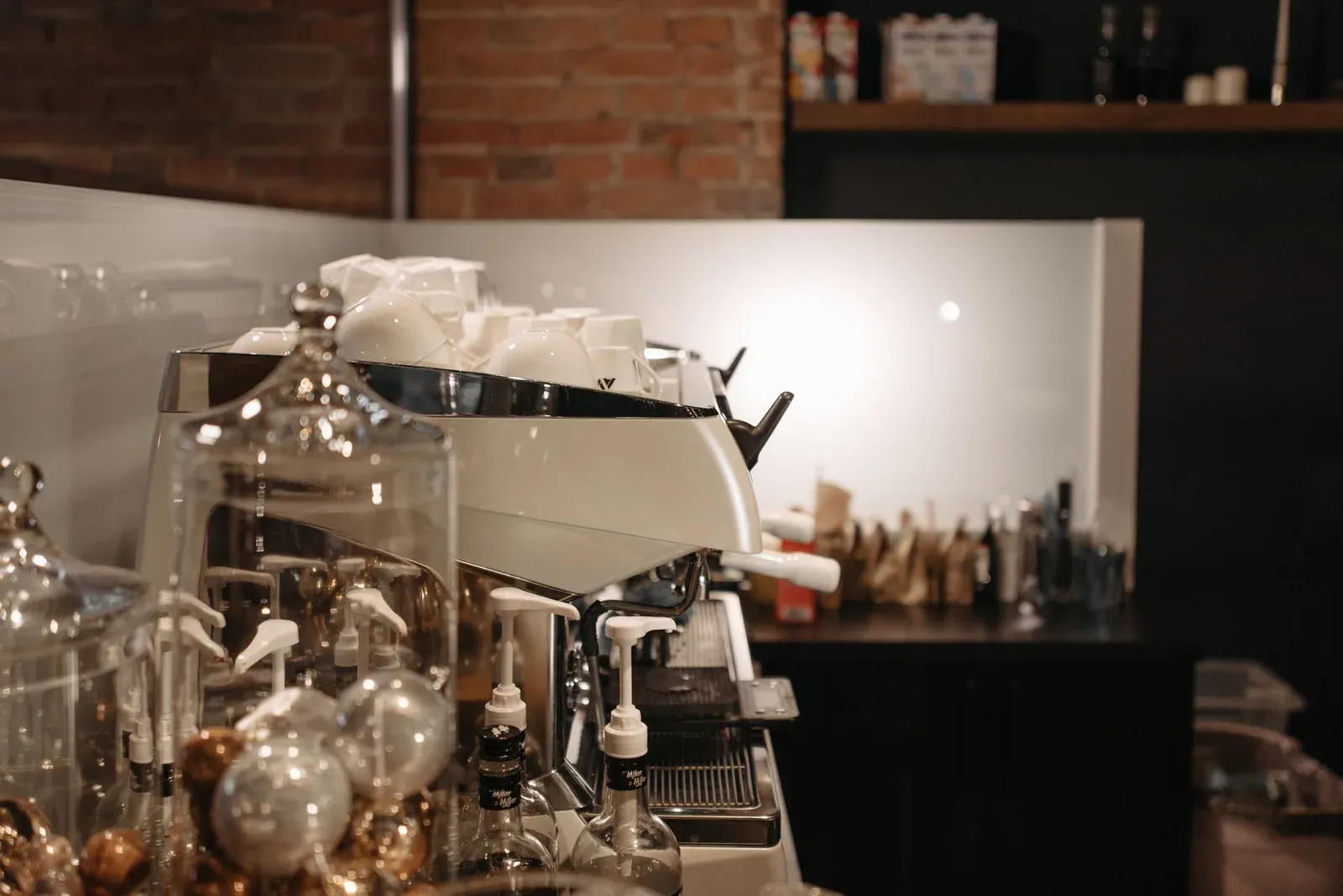 Une machine espresso professionnelle à deux groupes sur le comptoir d'un café