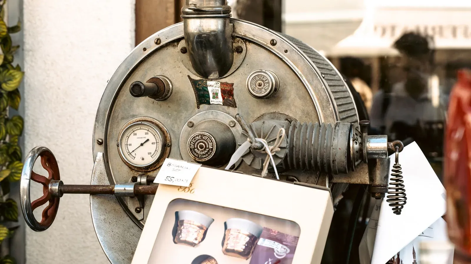 Une vieille machine espresso à levier, cadrans et leviers chromés