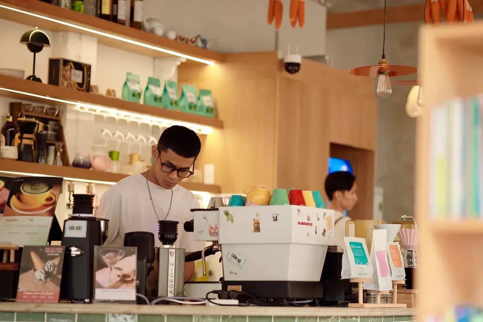 Un barista au travail derrière le comptoir d'un café moderne