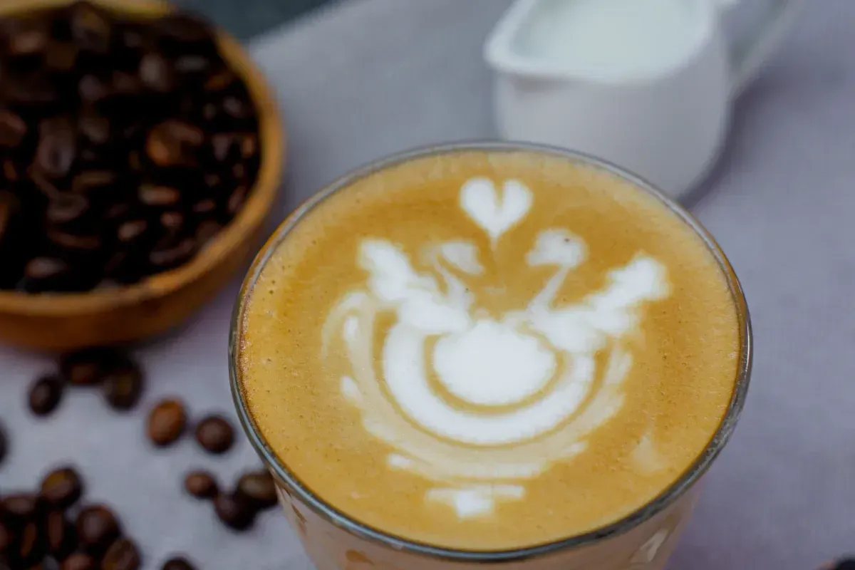 Un cappuccino vu du dessus, la microfoam lisse et brillante