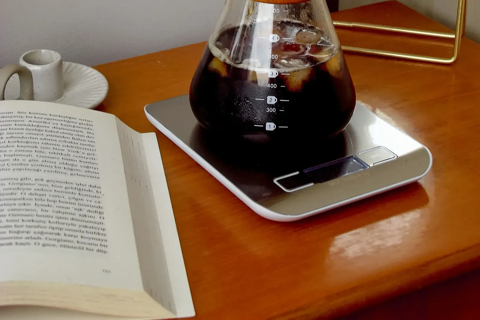 Un Chemex plein de café posé sur une balance
