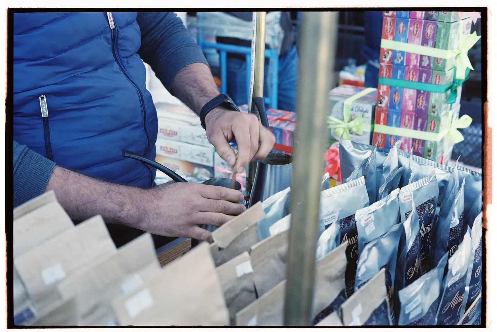 Un vendeur préparant du café sur un étal de marché à Istanbul