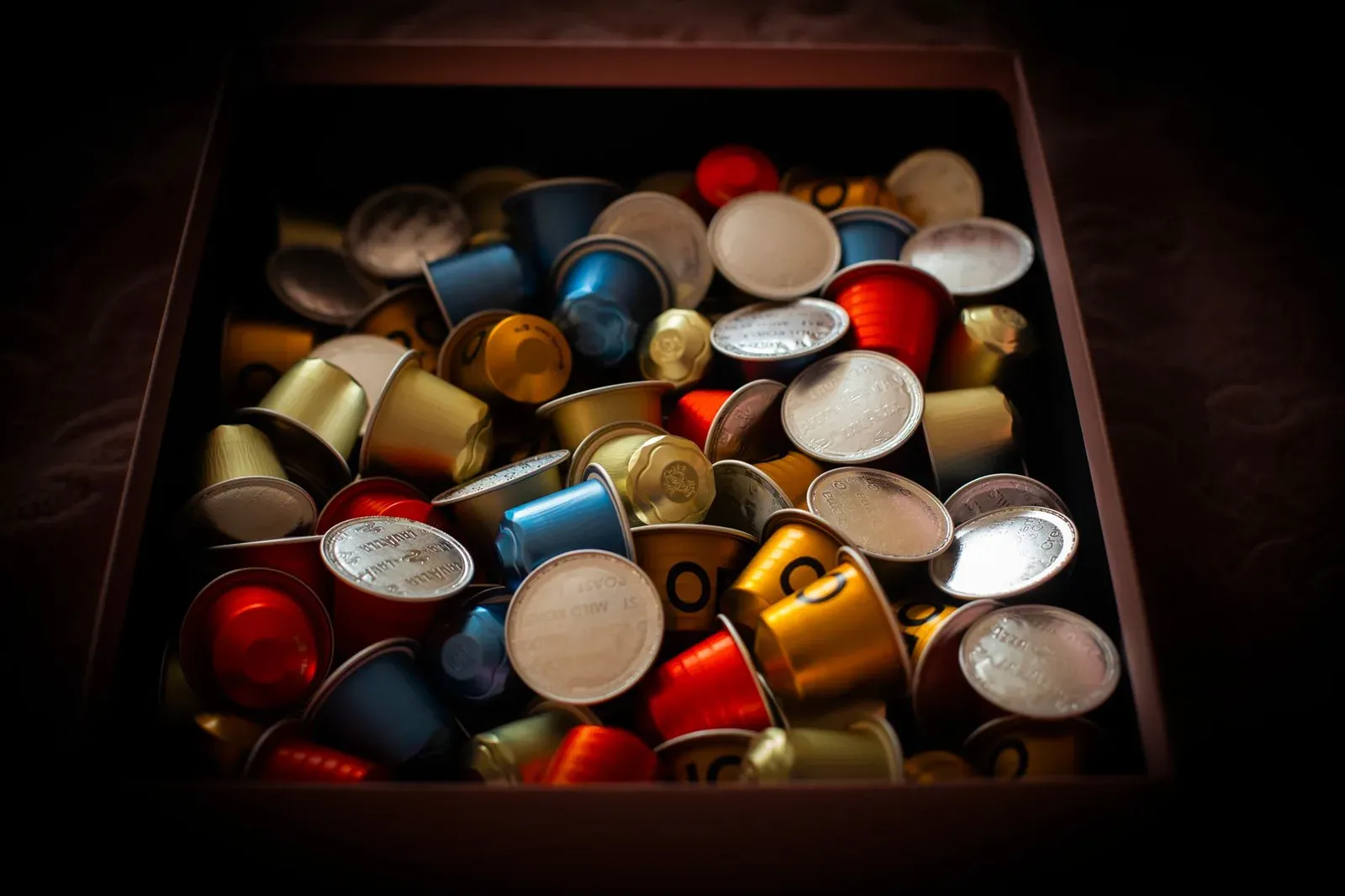 Une boîte débordant de capsules de café usagées