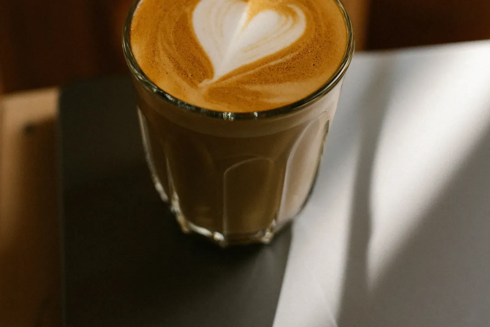 Un cortado dans un petit verre, un cœur versé à la surface