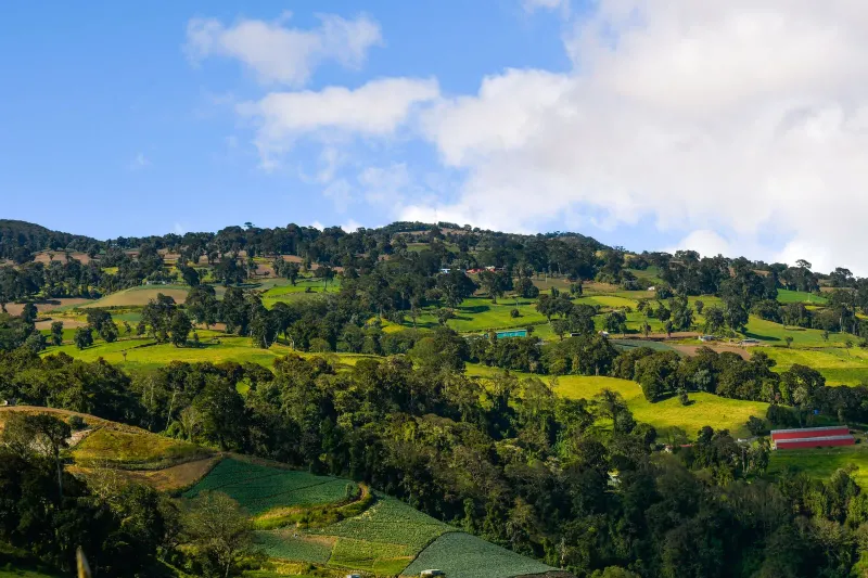 Collines verdoyantes et nuages au-dessus de la campagne de Cartago, au Costa Rica