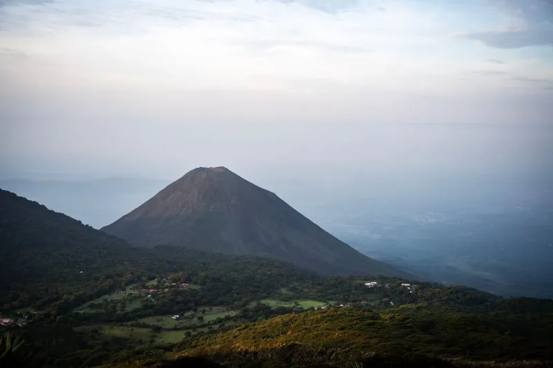 Le volcan Izalco à l'aube au-dessus des collines de Sonsonate, au Salvador