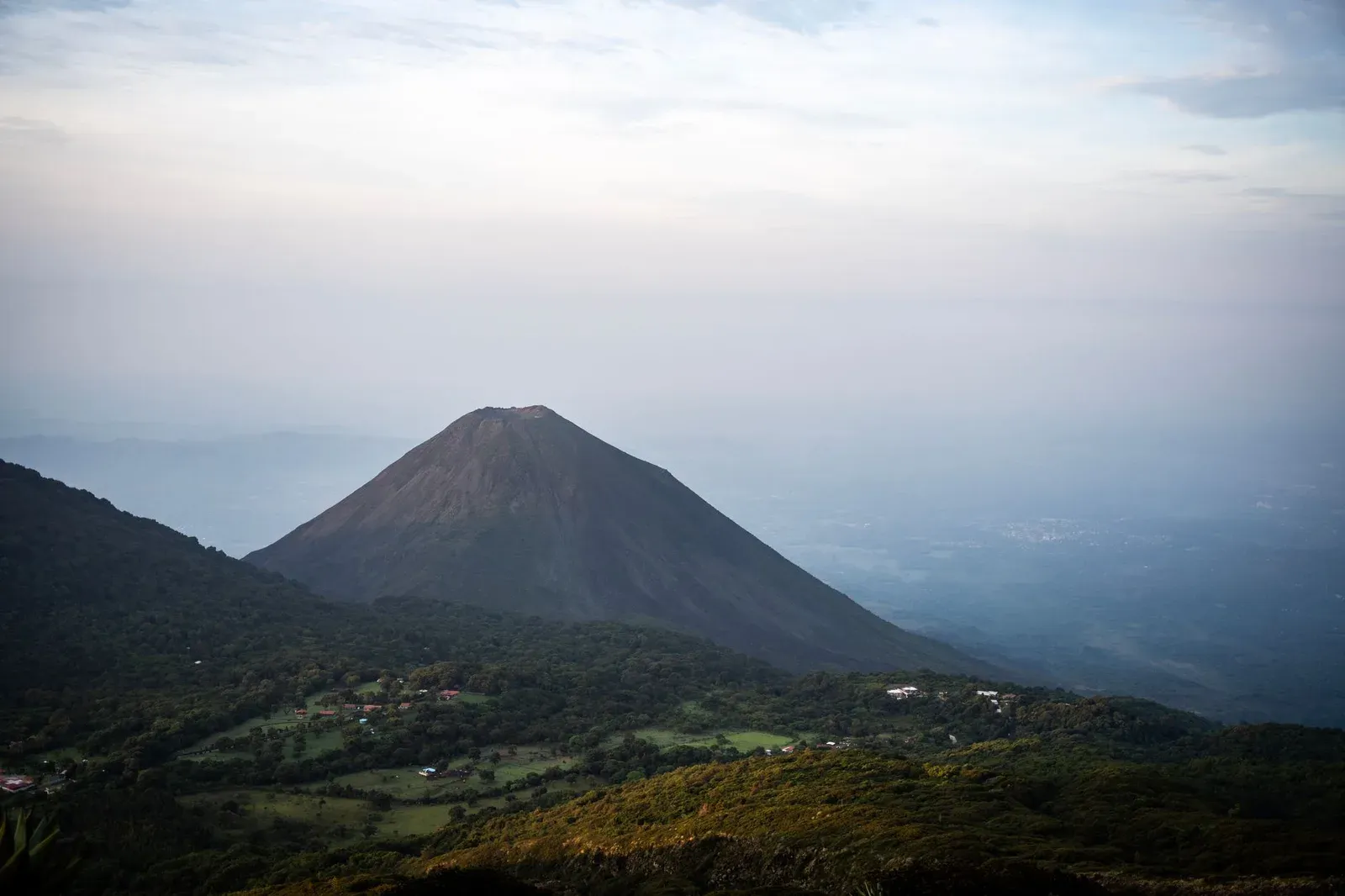 Le volcan Izalco à l'aube au-dessus des collines de Sonsonate, au Salvador