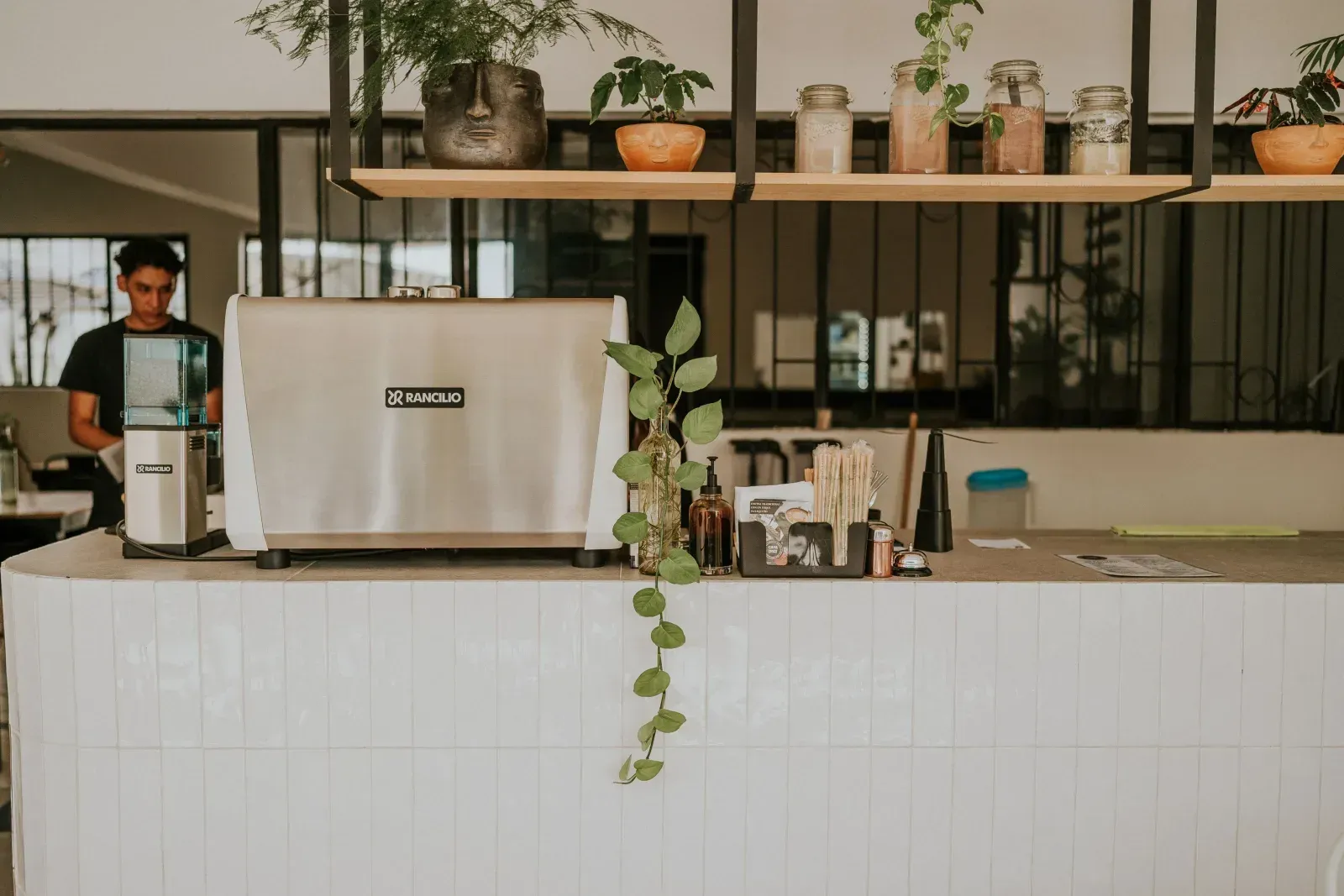 Une machine espresso et son moulin sur le comptoir d'un café