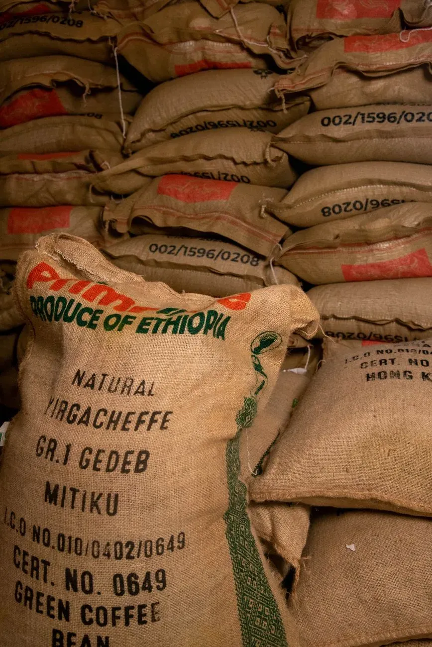 Sacs de jute de café vert éthiopien empilés et marqués au nom de Yirgacheffe