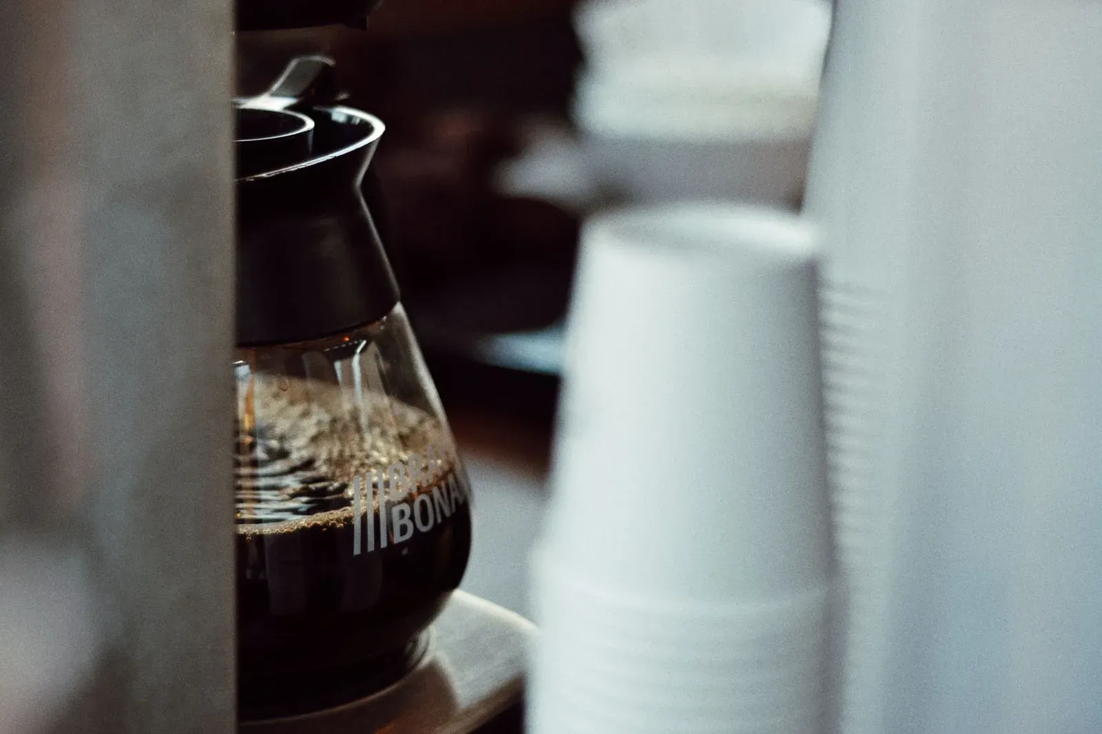 Une verseuse de café filtre sur la plaque chauffante d'une cafetière