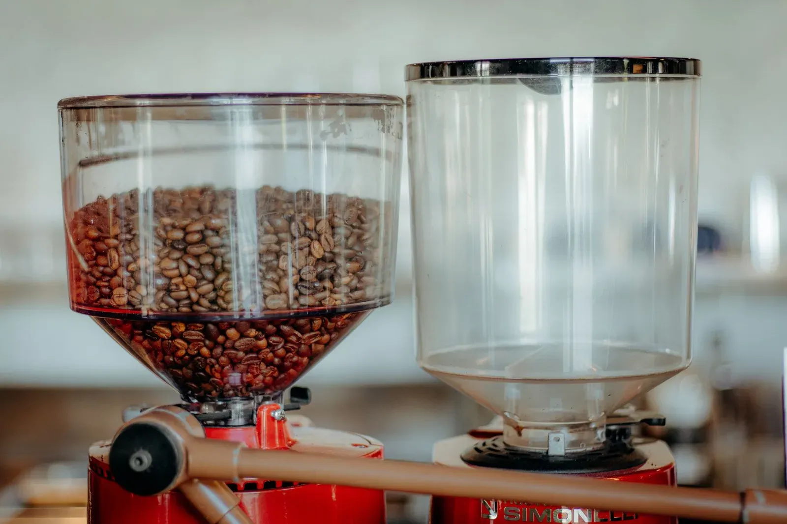 Un moulin professionnel avec une trémie pleine de grains