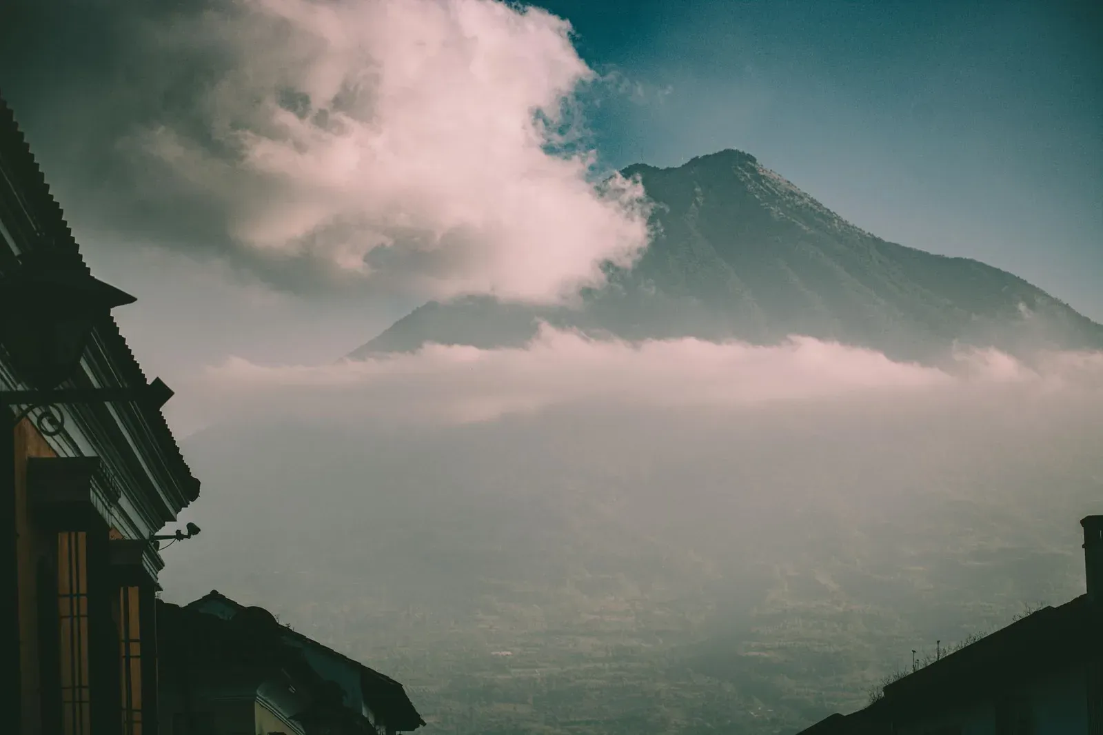 Un volcan guatémaltèque émergeant des nuages au-dessus de la vallée