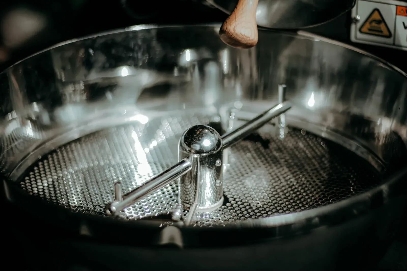 La face en inox du tambour d'un torréfacteur industriel