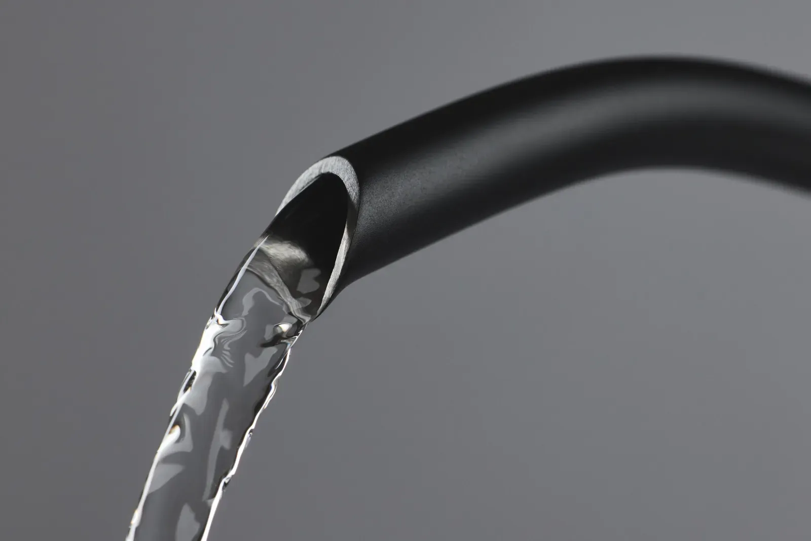 De l'eau qui coule du bec col de cygne d'une bouilloire Fellow Stagg EKG noire