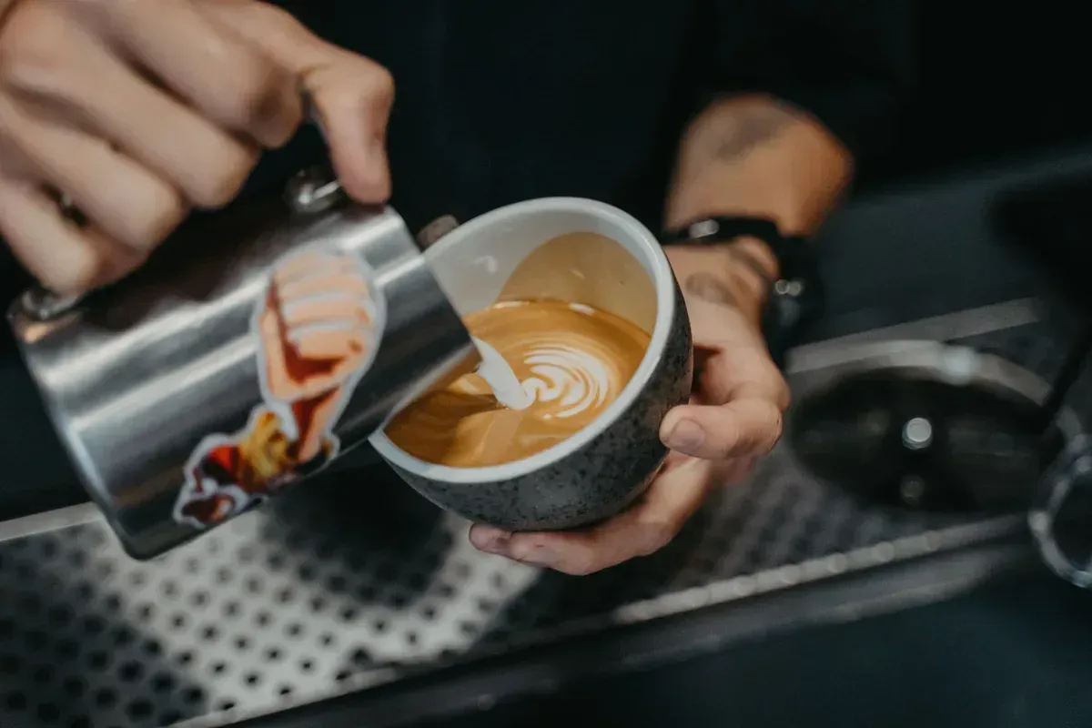Du lait versé d'un pichet dans une tasse, le motif qui s'ouvre