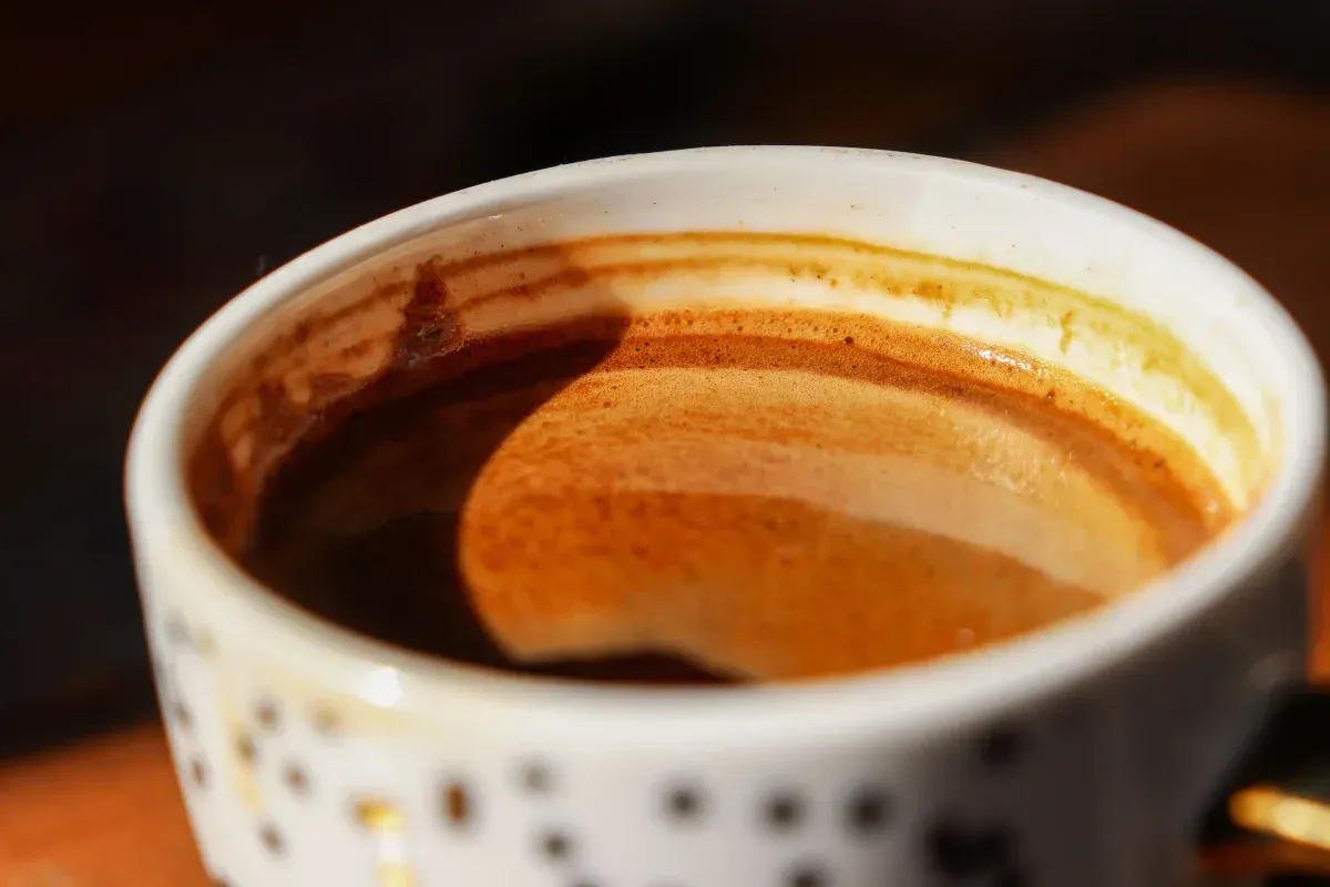 Un espresso dans une petite tasse, la crema couvrant encore la surface