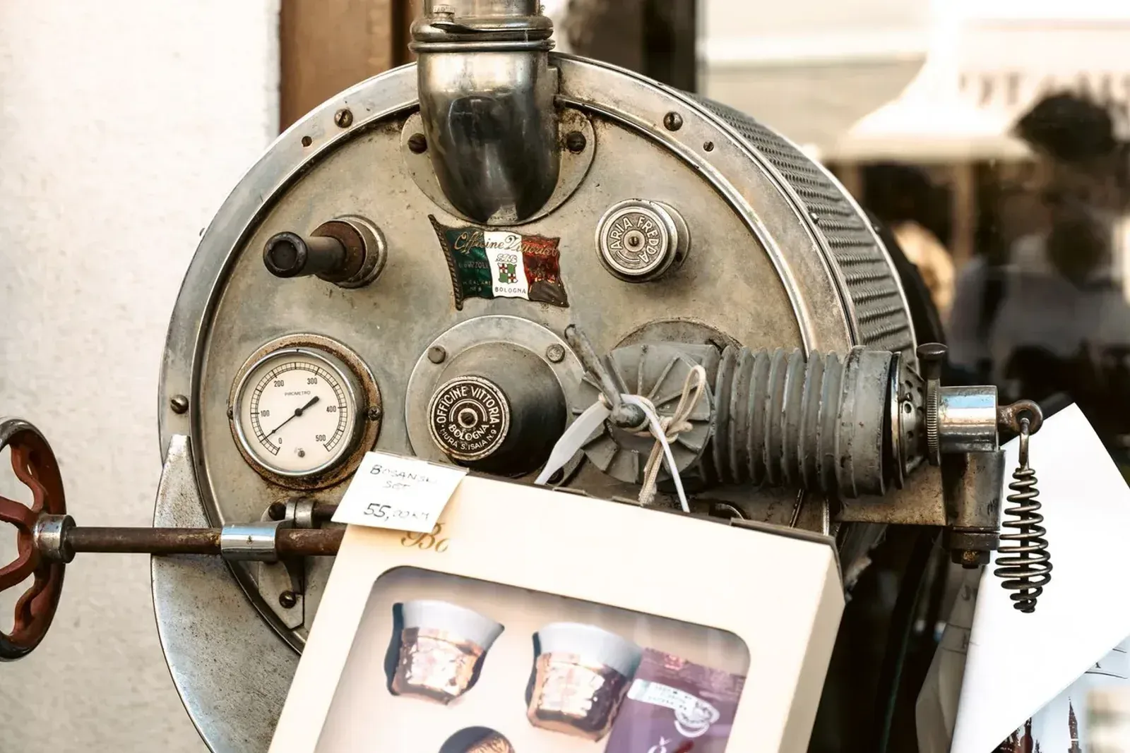Une machine espresso à levier ancienne, cadrans chromés
