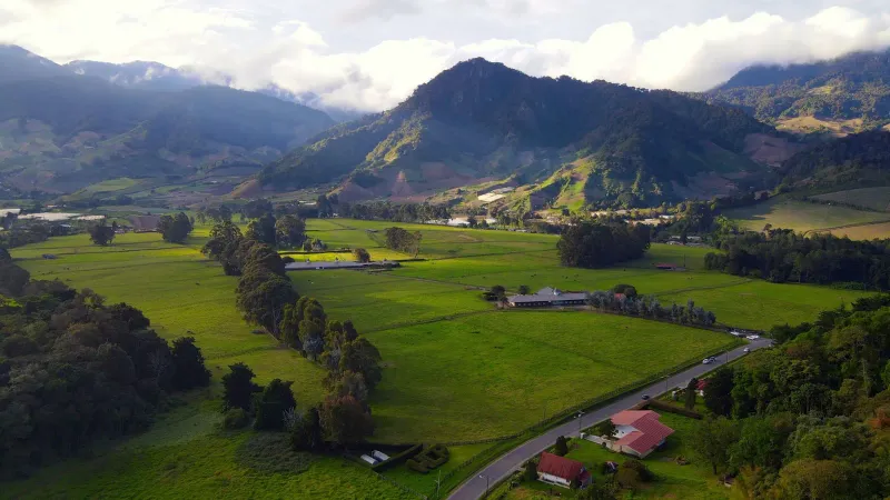 Pâturages verts et crêtes montagneuses au-dessus de Cerro Punta, dans l'ouest du Panama