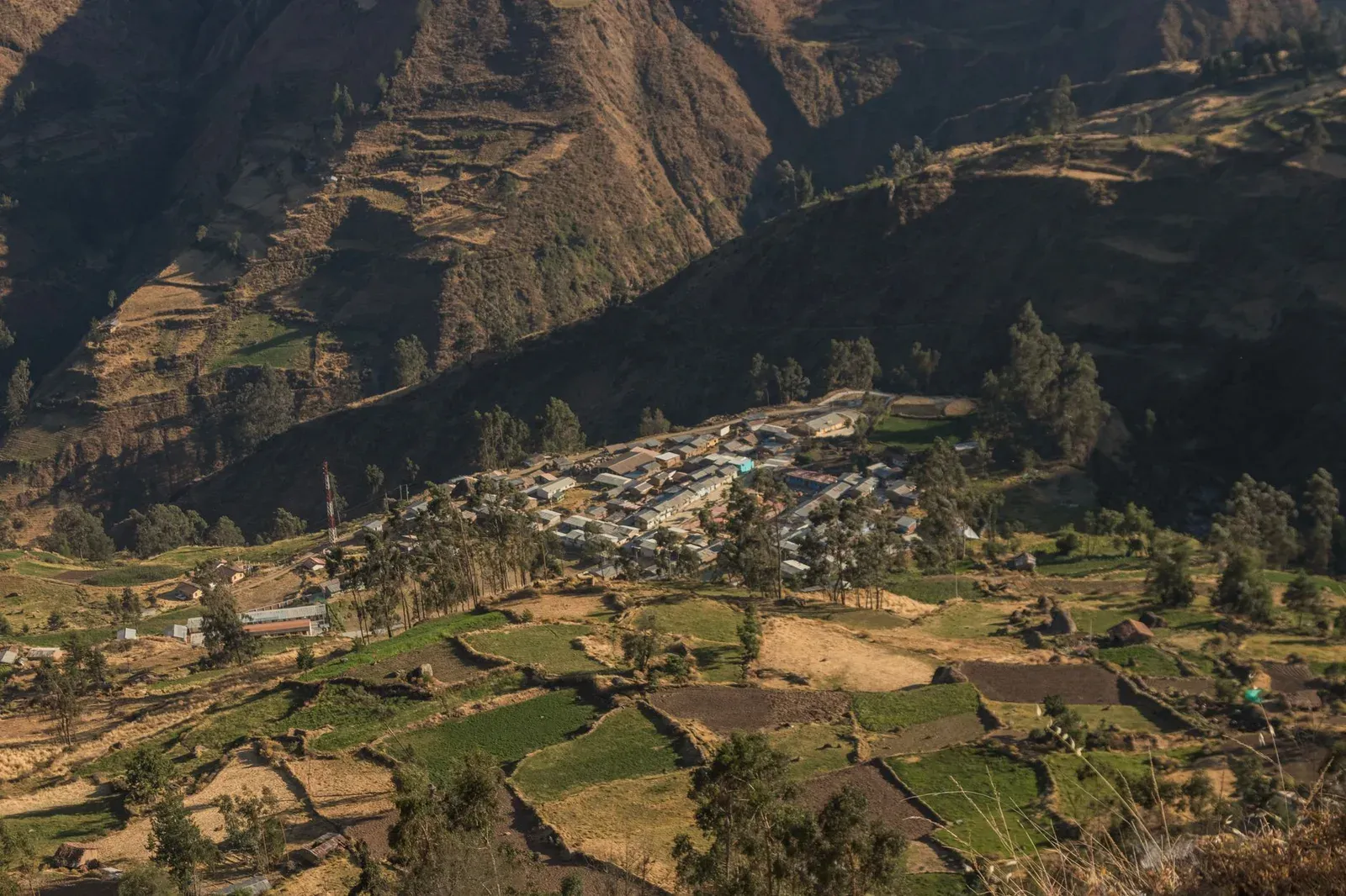 Un village et ses cultures dans une vallée de montagne péruvienne