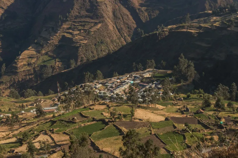 Un village et ses cultures dans une vallée de montagne péruvienne