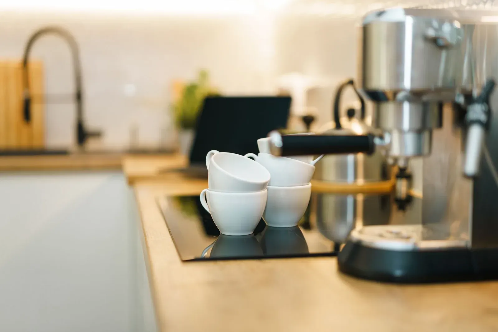 Une machine espresso compacte et deux tasses sur un plan de travail