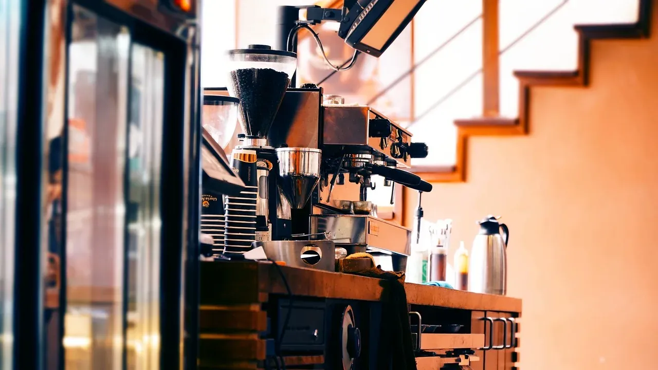 Une machine espresso et son moulin côte à côte sur un comptoir