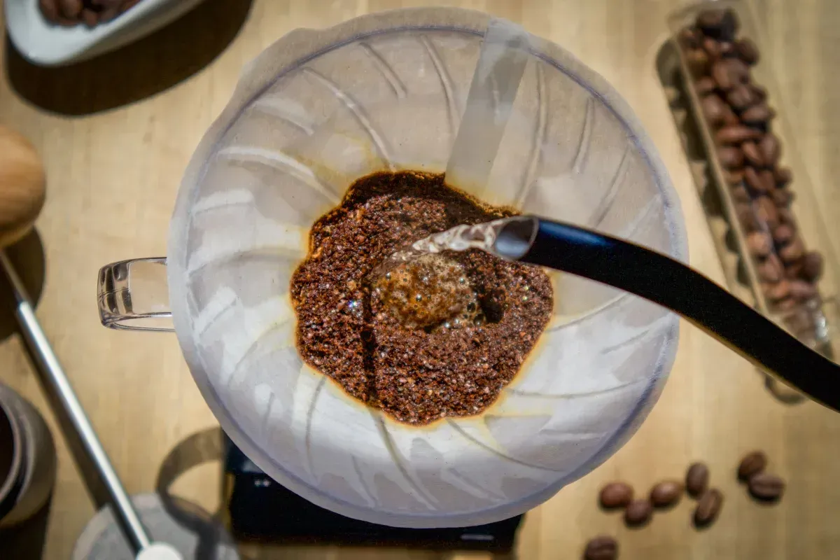 Un V60 vu du dessus, l'eau versée en spirale sur le lit de café