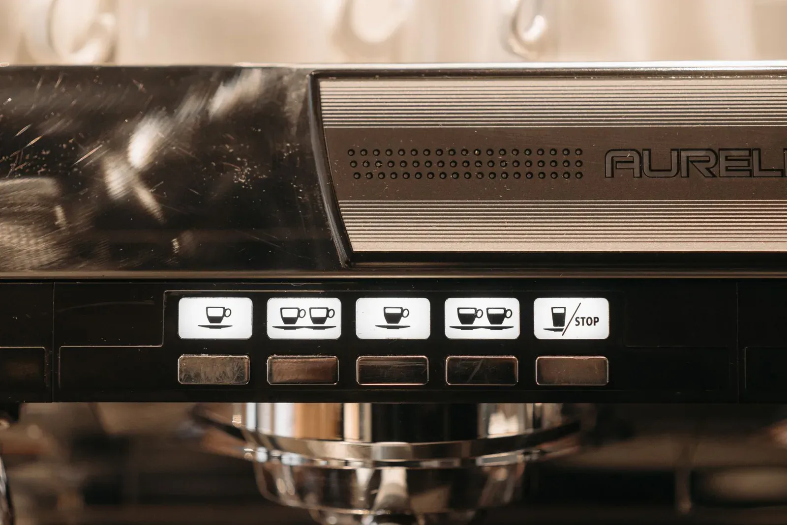 Les boutons de dosage sur le groupe d'une machine espresso